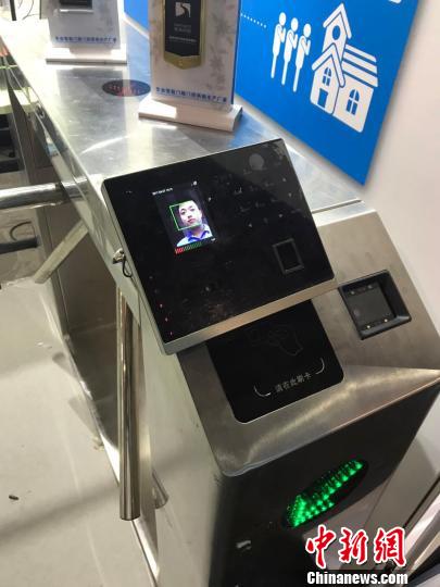 工作人员展示智能健身系统的面部识别功能。　王子涛 摄