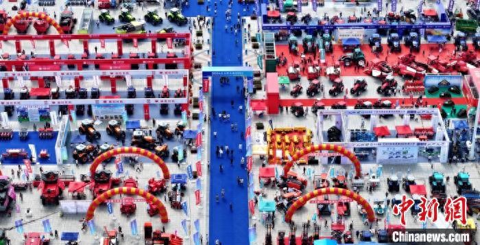 pg娱乐电子游戏 2024佳木斯农机展销会启幕 智能农机站“C”位