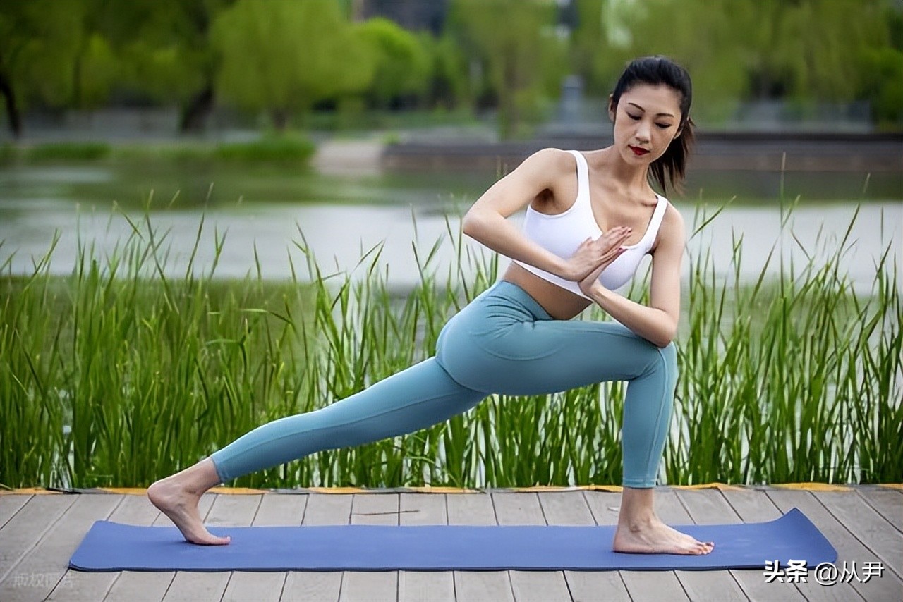 瑜伽拉力带锻炼方法_基础体式教学_瑜伽入门指南