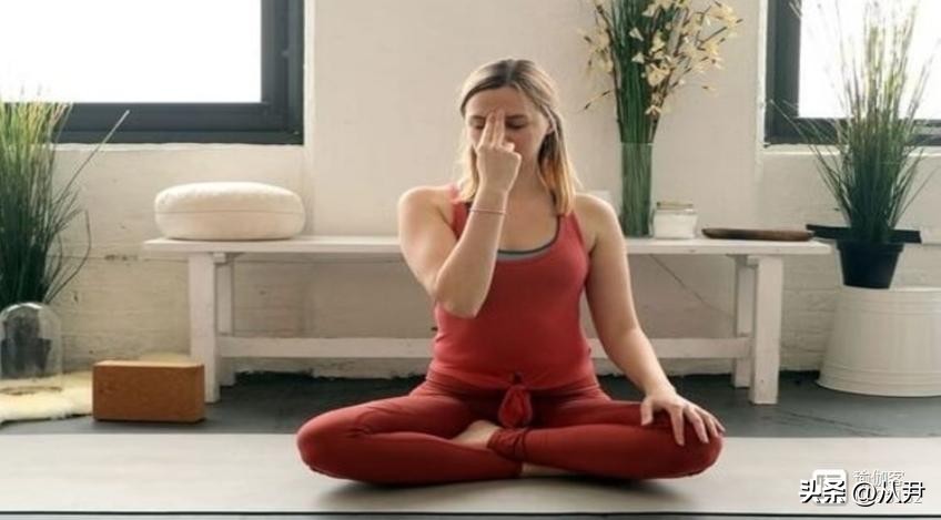 瑜伽拉力带锻炼方法_瑜伽入门指南_基础体式教学