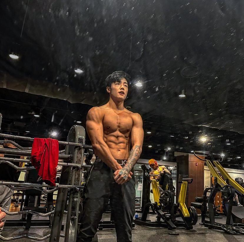 夏天健身运动_水上飞人极限运动_街头极限健身没有腿部?