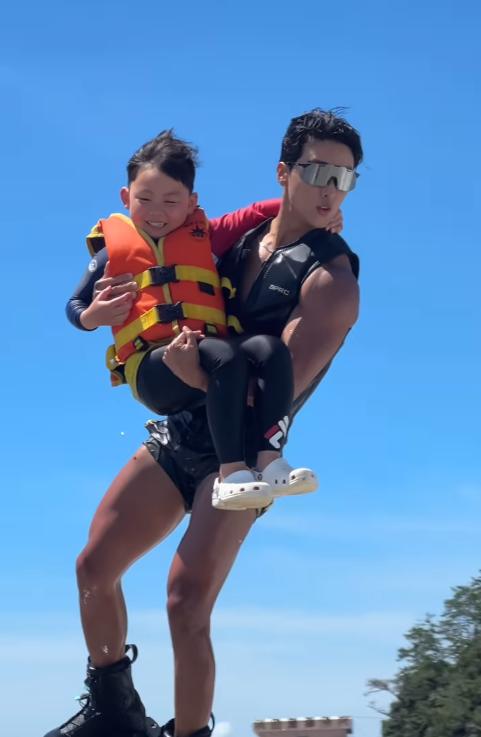 夏天健身运动_街头极限健身没有腿部?_水上飞人极限运动