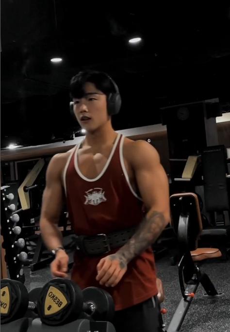 街头极限健身没有腿部?_水上飞人极限运动_夏天健身运动