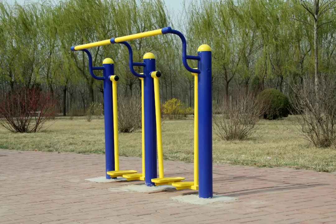 问鼎娱官网app下载入口 不用非得去健身房！楼下的健身器材也是真宝藏