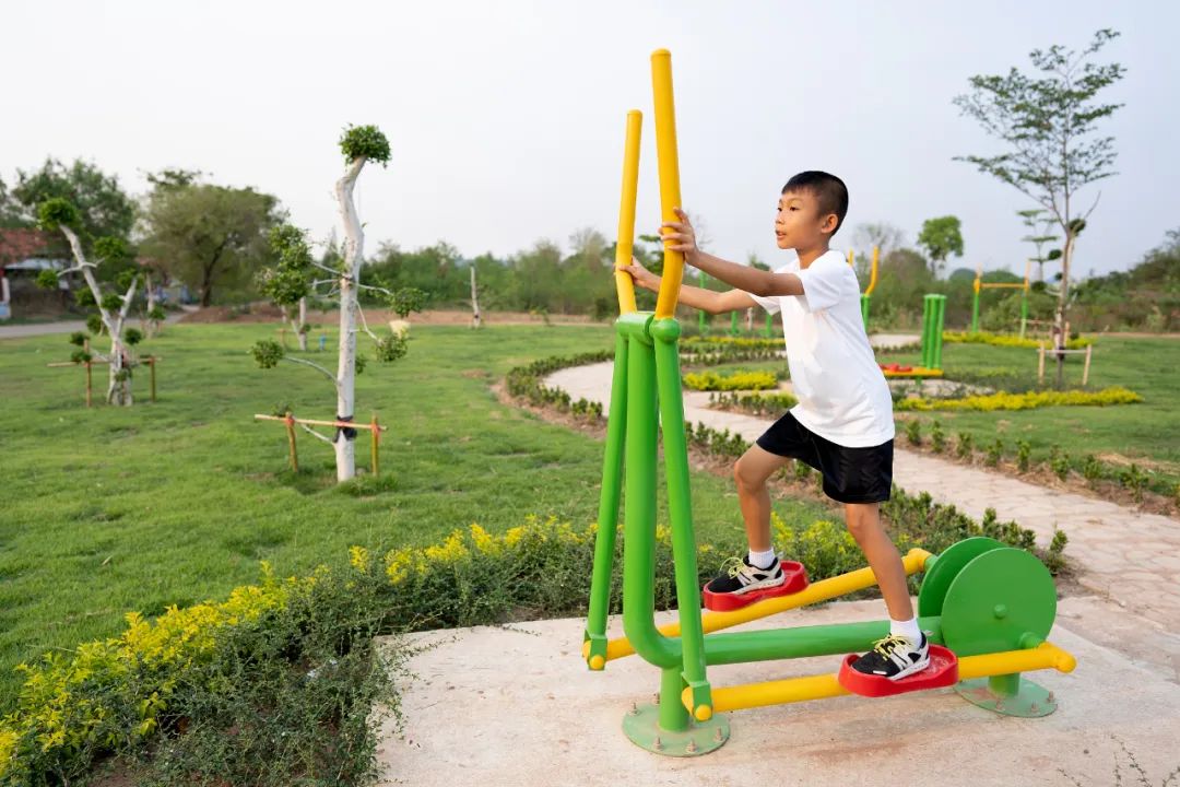 健身房腹肌锻炼方法_小区健身器材使用方法_太空漫步机正确用法