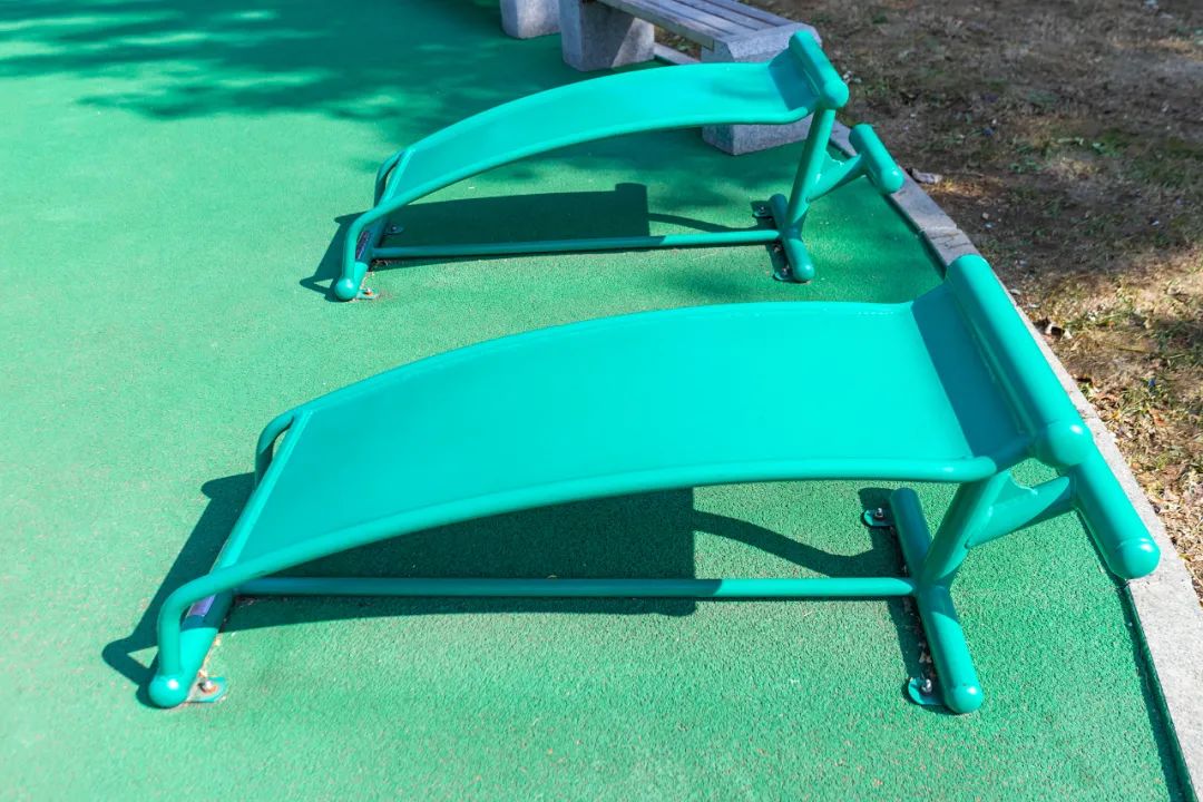 健身房腹肌锻炼方法_小区健身器材使用方法_太空漫步机正确用法