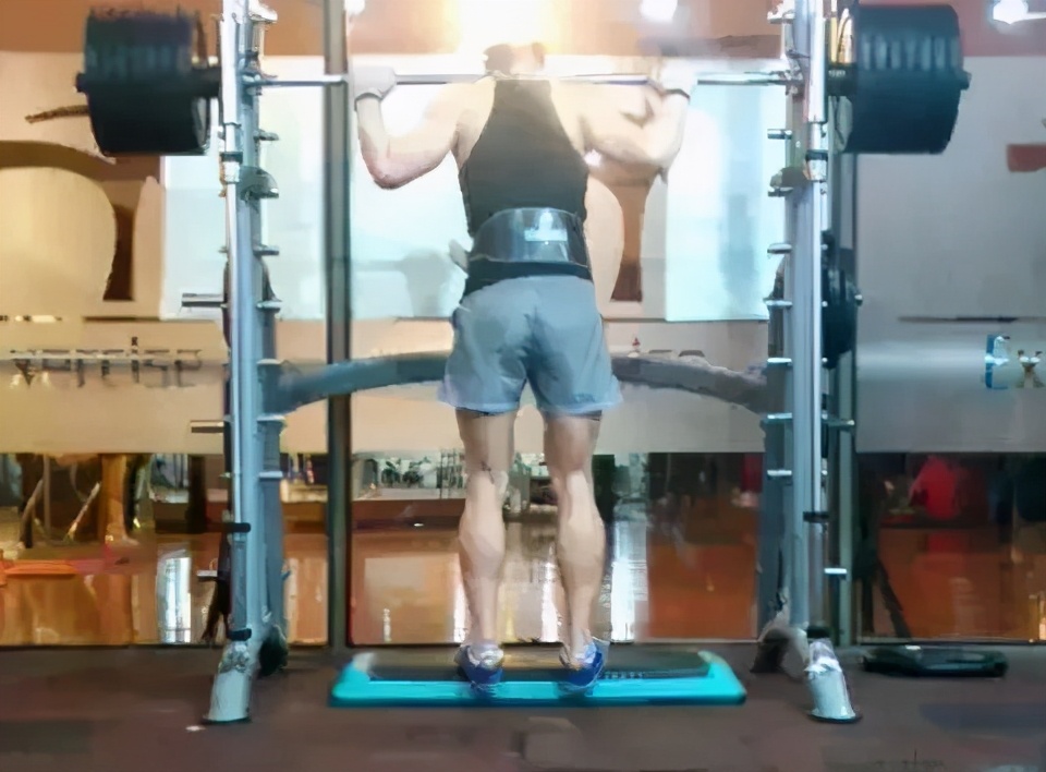 史密斯综合训练器_史密斯机训练动作_史密斯机优缺点分析