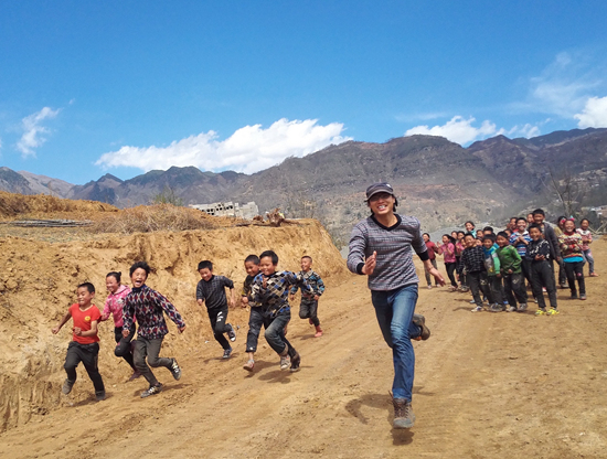 运动跑步的简笔画_小朋友跑步运动简笔画_运动跑步怎么画