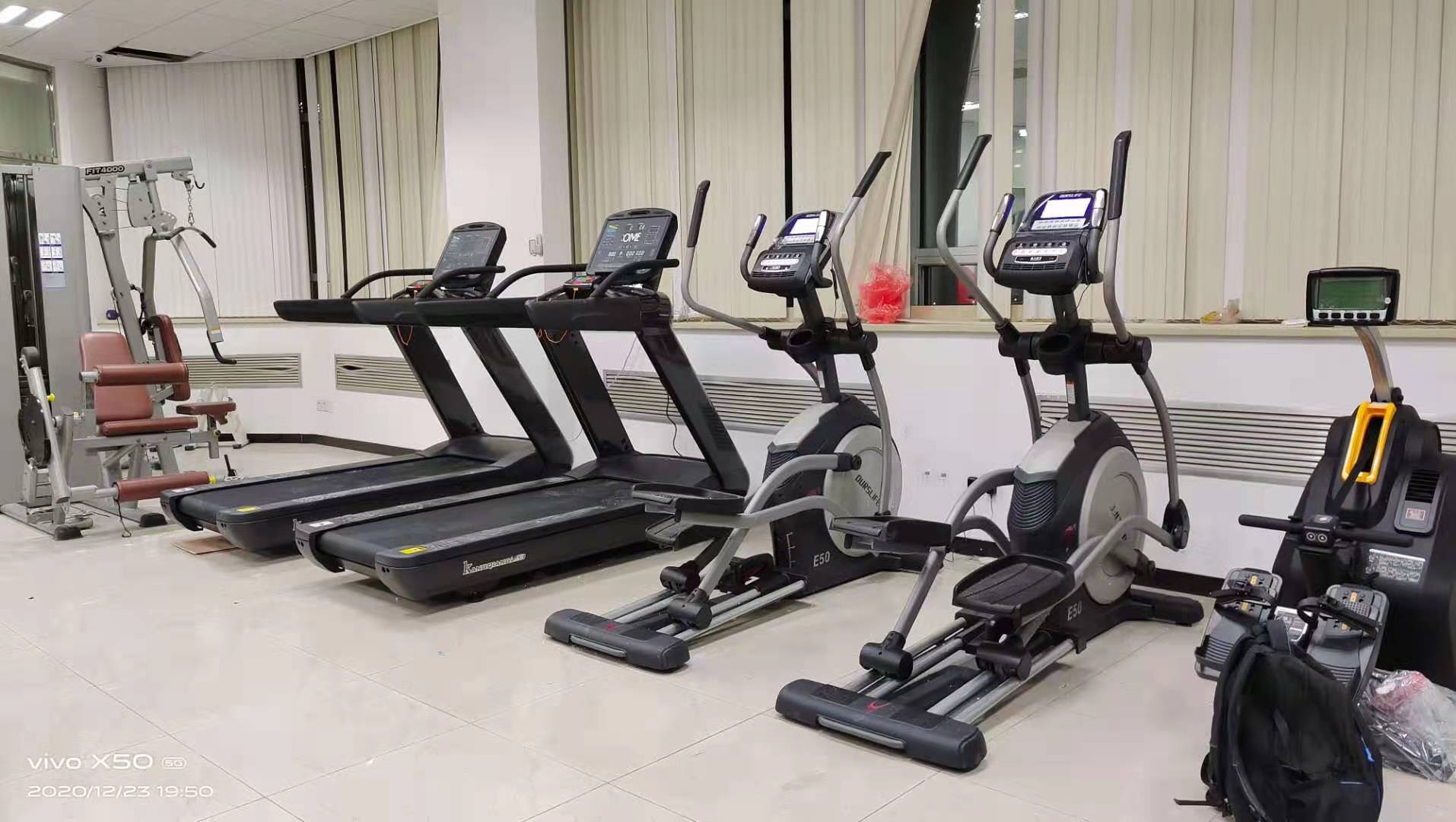 康强综合训练器怎么样_椭圆机燃烧卡路里_跑步机燃烧卡路里