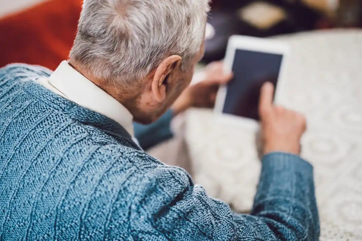 腰椎间盘突出 久坐不动 低头玩手机_腰椎间盘突出不能弯腰