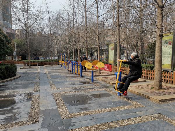 郑州室外健身器材病毒传播风险_健身手套_郑州市室外健身器材消毒情况