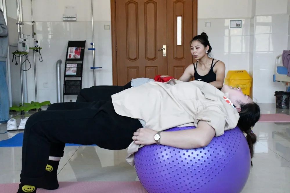 孕妇做瑜珈球有作用吗_自然分娩孕妇瑜伽_孕期科学运动