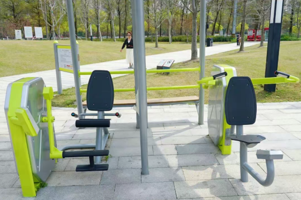 综合训练器健身器_智能健身器材 苏河公园 健身新姿势