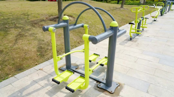 综合训练器健身器_智能健身器材 苏河公园 健身新姿势