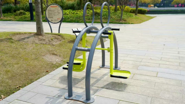 综合训练器健身器_智能健身器材 苏河公园 健身新姿势