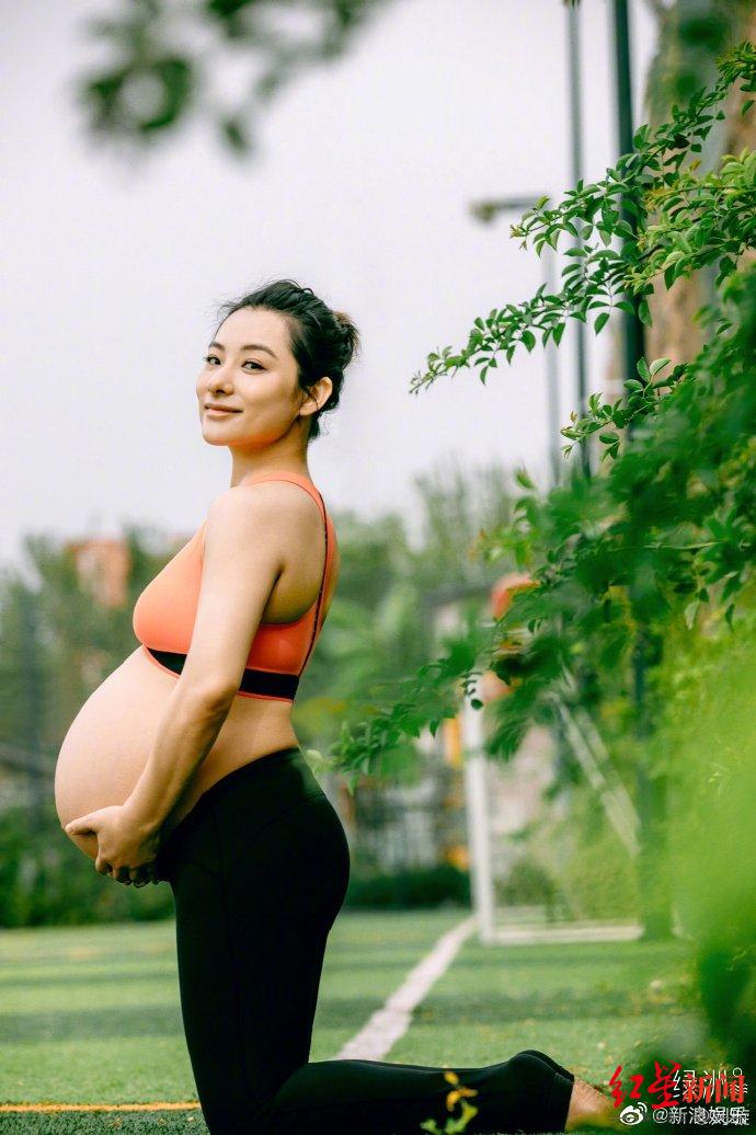 刘璇孕肚倒立动作 孕妇运动安全指南 孕期运动禁忌注意事项_孕妇做瑜珈球有作用吗