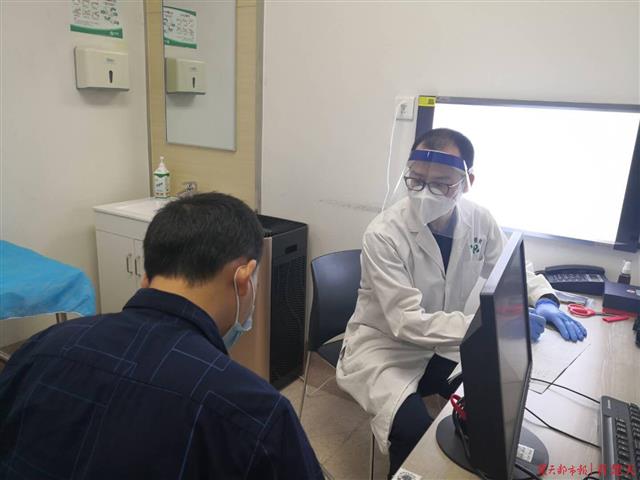 居家运动损伤_跑步膝预防_跑步机上快走伤膝盖吗