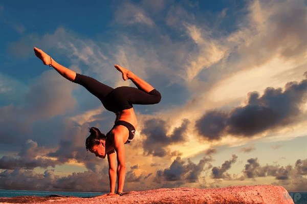 问鼎赏金女王pg官网入口下载手机版安 瑜伽球瘦身动作怎么做？