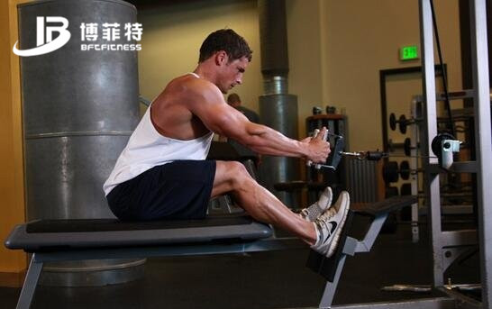 赏金女王pg破解版下载 坐姿划船训练器：坐姿划船三大常见错误图解