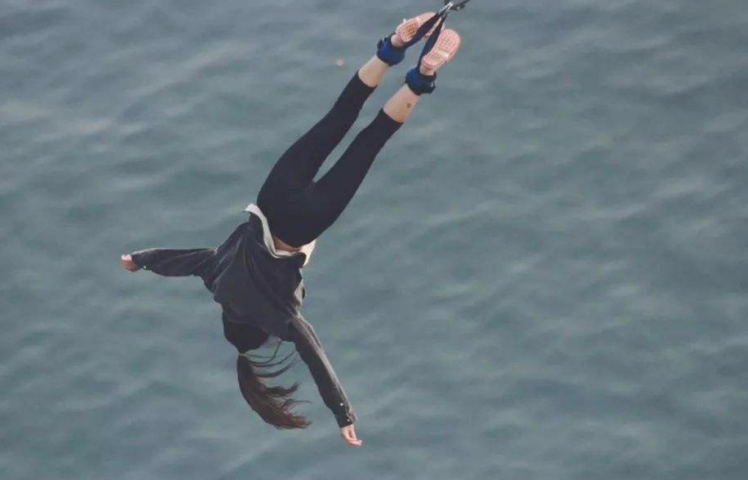 90后小伙专职抱人蹦极成网红_世界各地蹦极圣地_好的极限运动设施