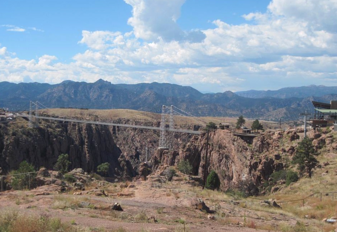 90后小伙专职抱人蹦极成网红_世界各地蹦极圣地_好的极限运动设施