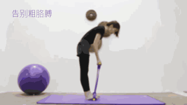 陈意涵健身方法_脚蹬拉力器瘦腰腹训练_张歆艺产后瘦身秘诀